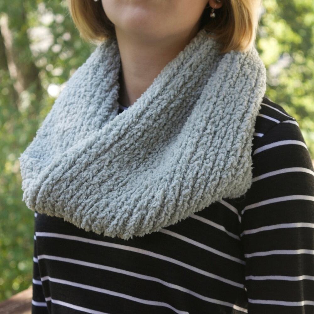 KENDALL & KYLIE Infinity Twist Scarf Mint Sea Green Cowl Neck Wrap Cozy Fluffy